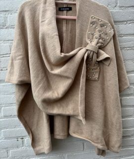 Poncho Beige Met Knoopjes – Bow