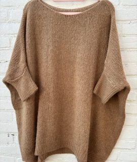 Trui Oversized Camel Met Boothals En Aan De Zijkanten Klein Splitje – Issey