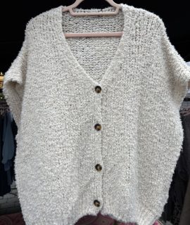 Mouwloos Oversized Vest Beige Van Bouclette Met Knopen.