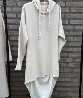 Sweater creme, aan de achterkant glanzend geplooid – Ibby