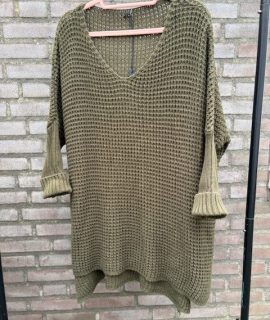 Trui oversized khaki voorkant kort achterkant lang – Mujer