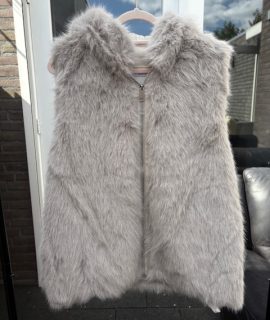 Trendy Faux Fur bodywarmer met Capuchon – Bibi