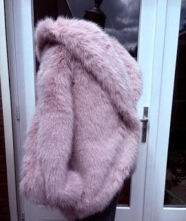 Faux Fur Jasje met Capuchon
– Milly