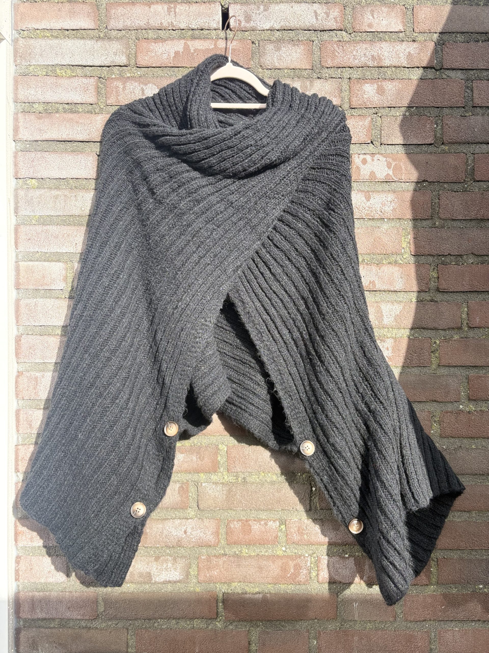 Poncho Trui met knopen aan de mouwen - Bohy - Afbeelding 7