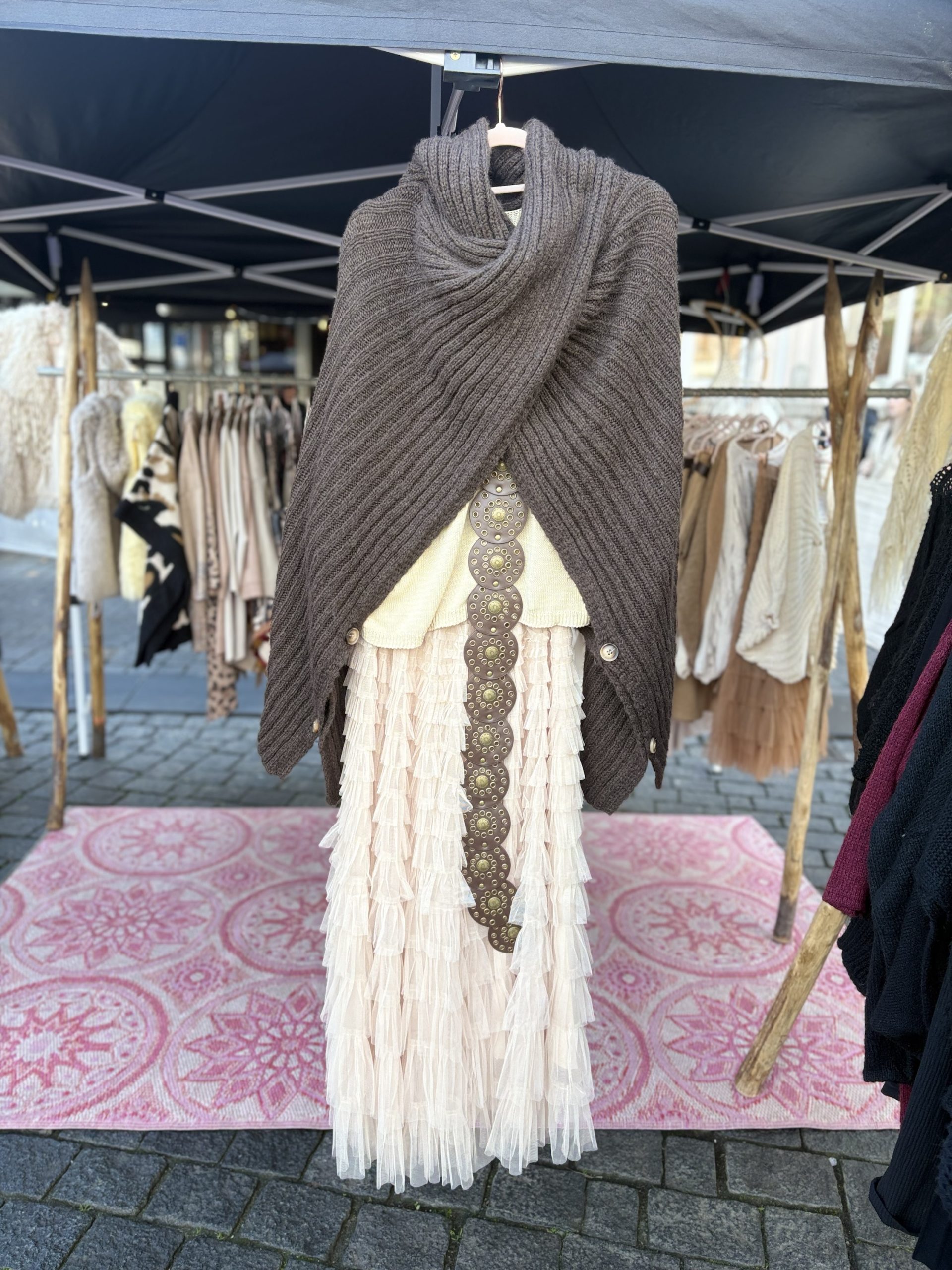 Poncho Trui met knopen aan de mouwen - Bohy - Afbeelding 2