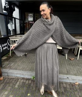 Poncho Trui met knopen aan de mouwen – Bohy