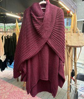 Poncho Trui met knopen aan de mouwen – Bohy