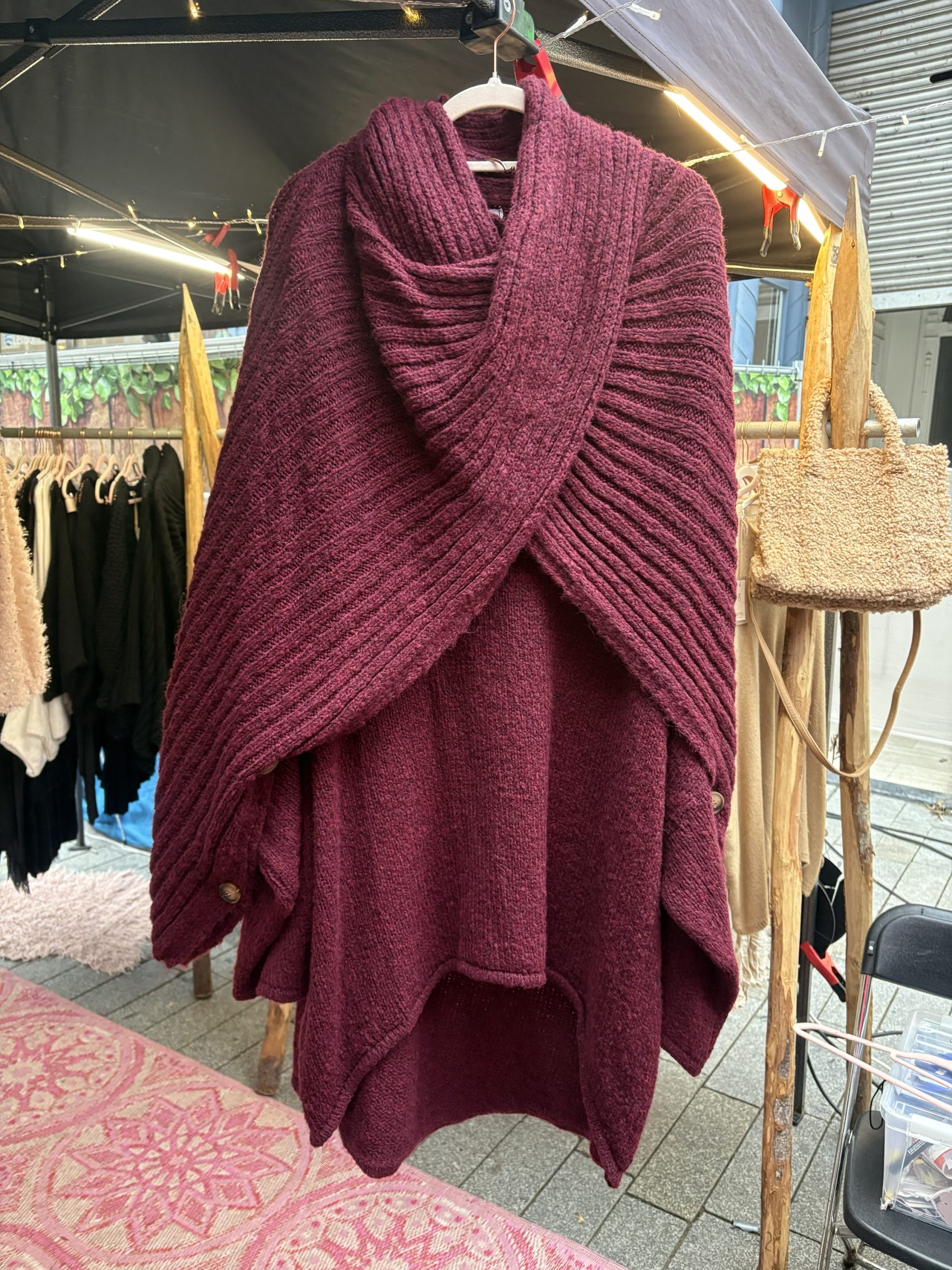 Poncho Trui met knopen aan de mouwen - Bohy