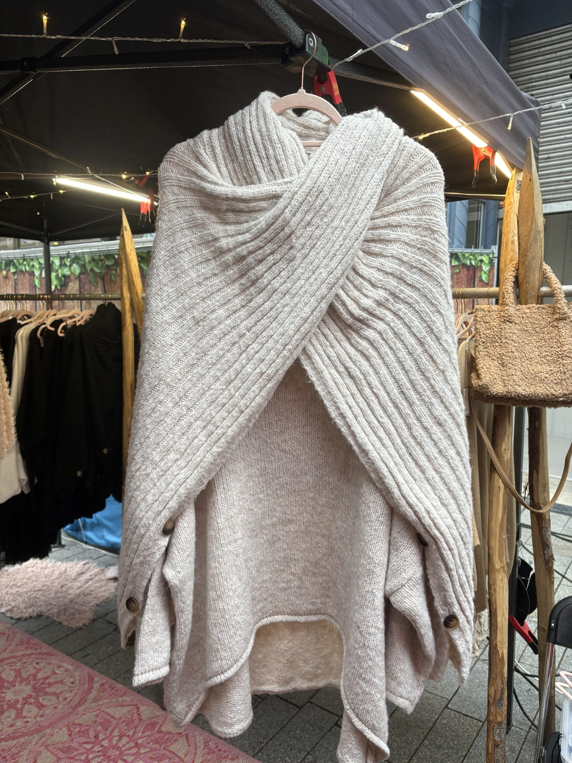 Poncho Trui met knopen aan de mouwen - Bohy - Afbeelding 3
