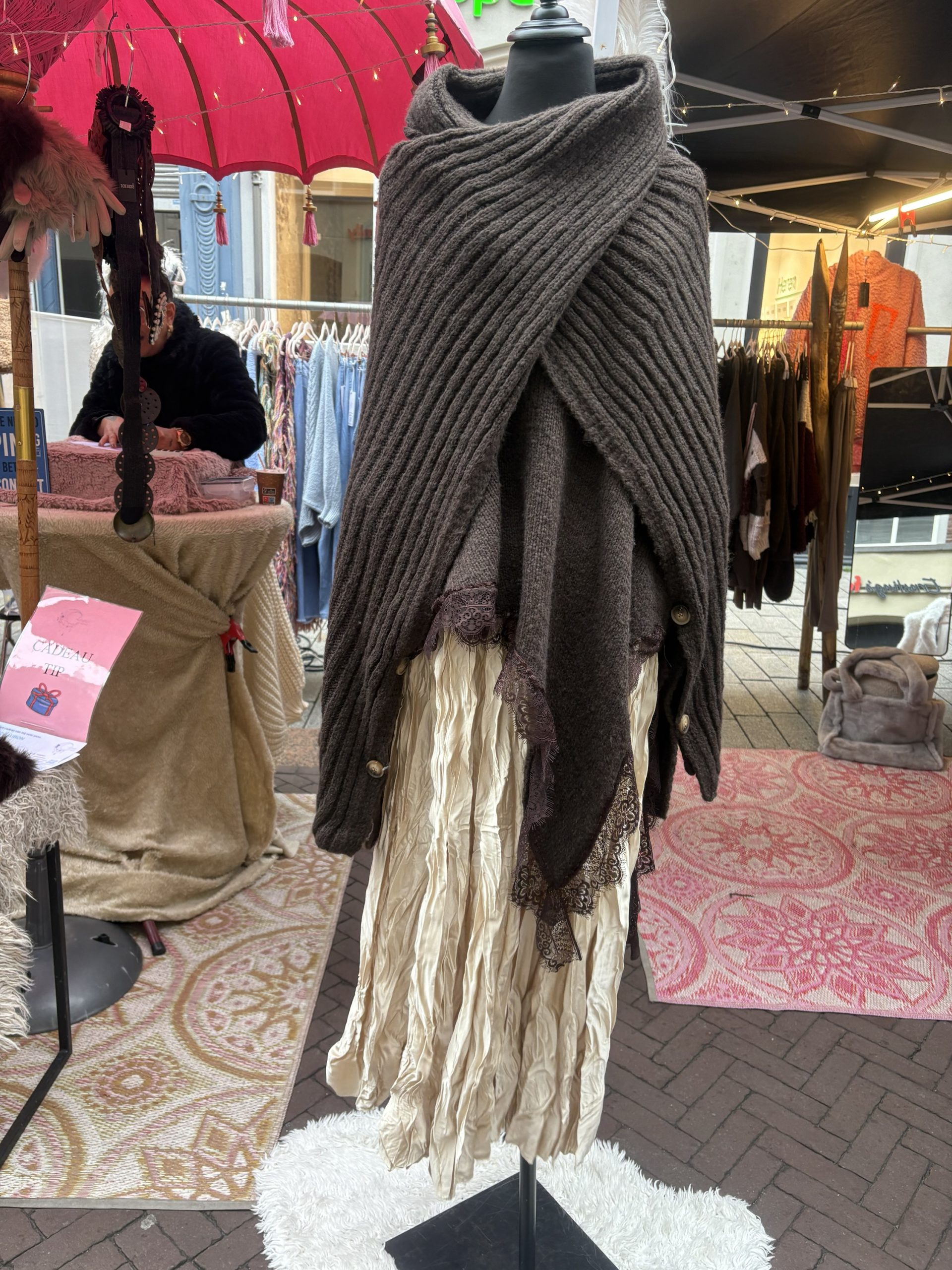 Poncho Trui met knopen aan de mouwen - Bohy - Afbeelding 2