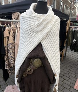Poncho Trui met knopen aan de mouwen – Bohy