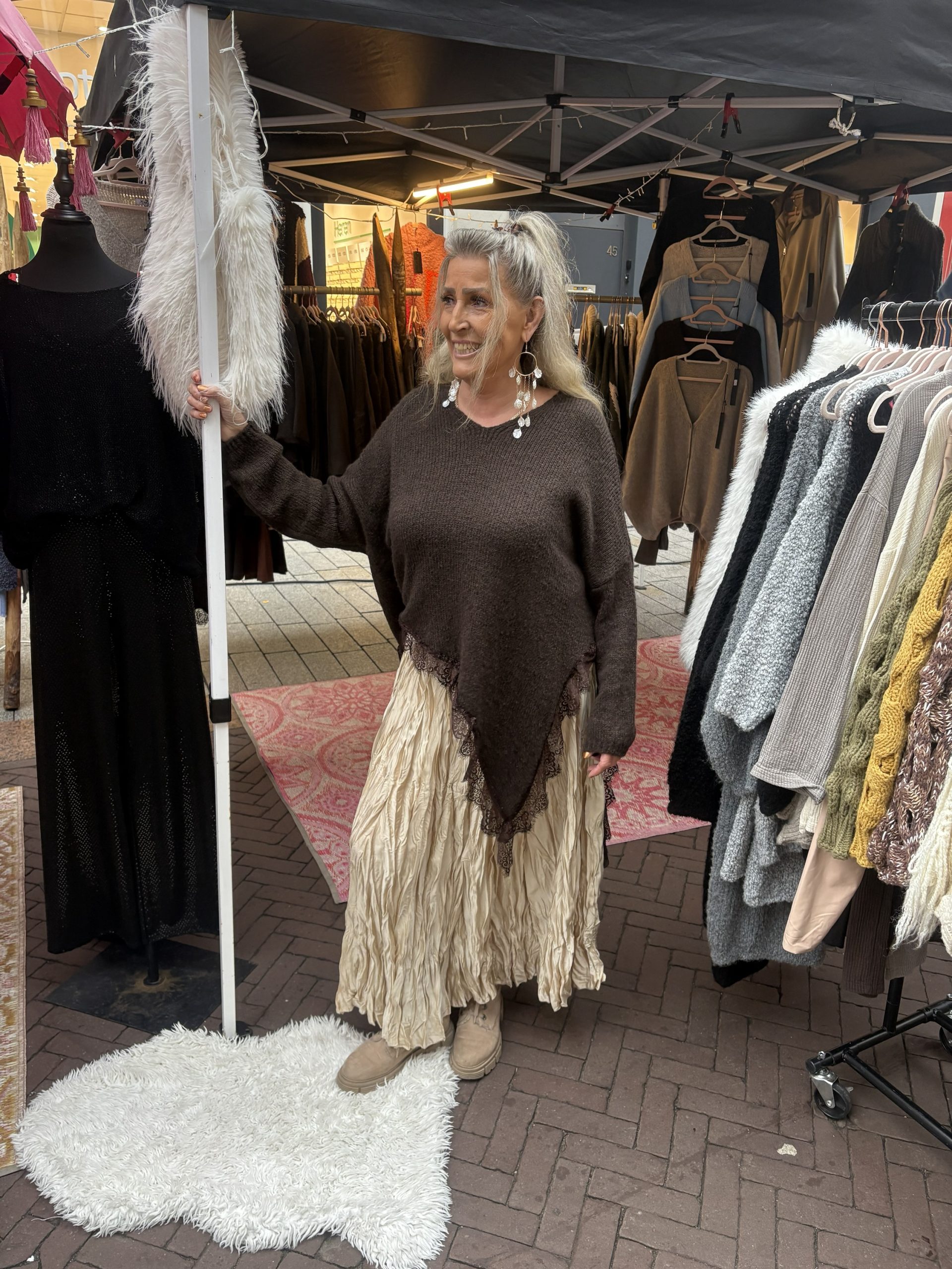 Trui met kant verwerkt aan de onderkant a-symetrisch - Skip