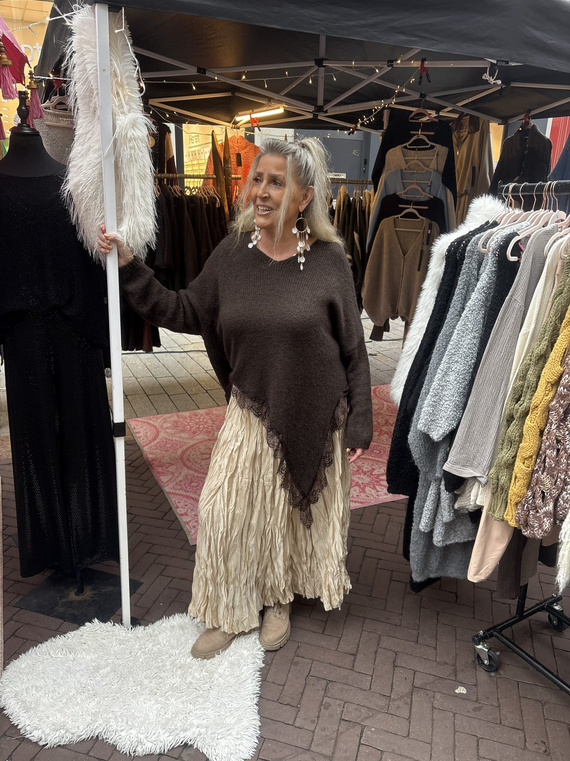 Trui met kant verwerkt aan de onderkant a-symetrisch - Skip - Afbeelding 4