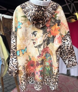 Jas met tijgerprint en opdruk van Frida – Frida