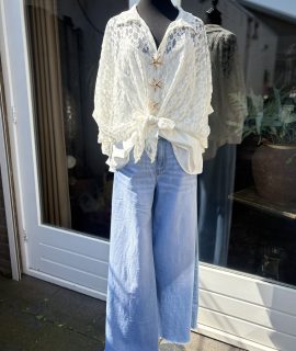 Broderie Blouse met Sterrenbroches – Belinda